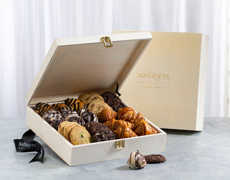 Designer Signature Medium Bakery Gift Box